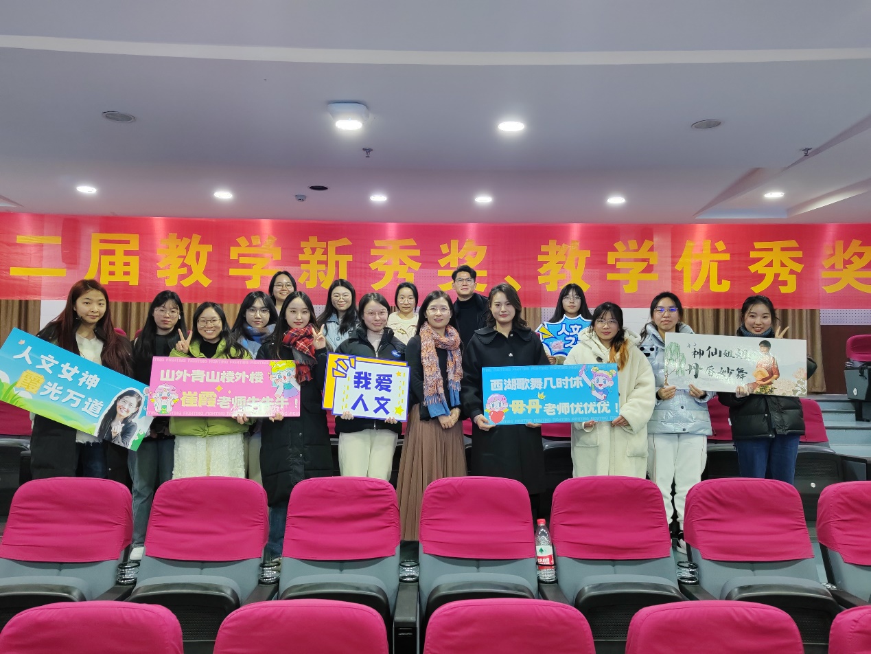 一群人站在室内低可信度描述已自动生成